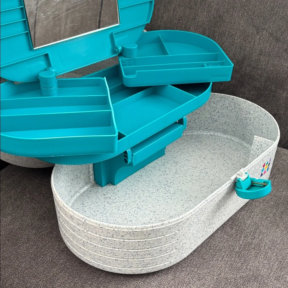 Vintage 90s large oval Caboodles makeup case